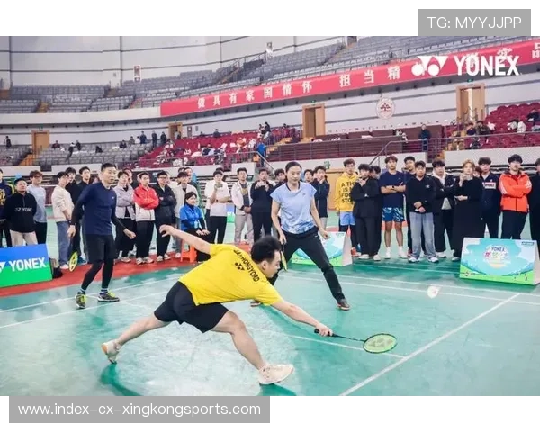 羽毛球拉吊战让人看花眼，瞬间点燃你的运动热情！